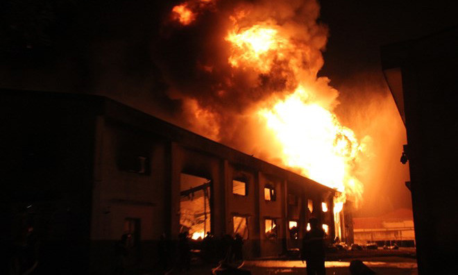  Hàng trăm thùng chứa sơn đã phát nổ