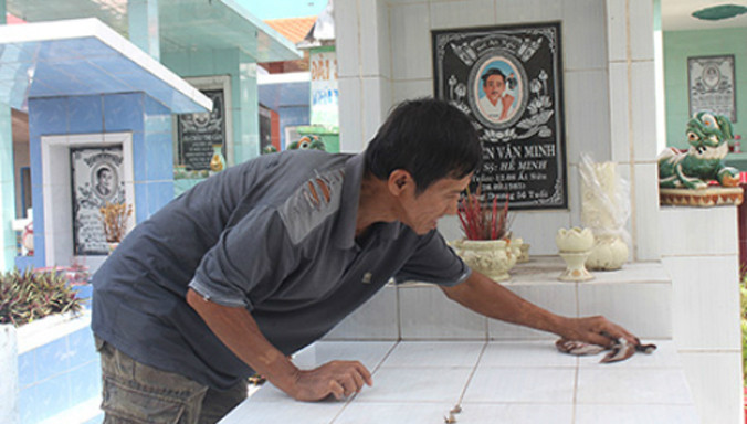 Ông Độ khi xưa là nhân viên hậu đài của nhiều đoàn cải lương. Tết đến, ông bận rộn với việc lau chùi nhiều ngôi mộ trong chùa nghệ sĩ.