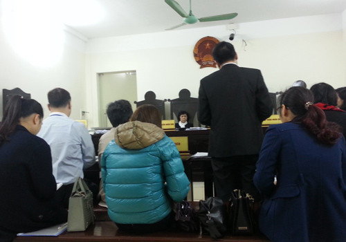  Đại diện bị đơn (đứng) trình bày tại phiên tòa hành chính.