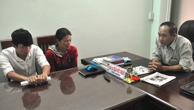 Gia đình cháu Tâm đến gặp luật sư nhờ can thiệp.