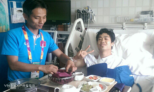 Công Phượng tươi cười khi dùng bữa khi về lại phòng hậu phẫu.