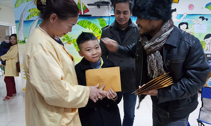 Trần Lập tặng quà cho bệnh nhi