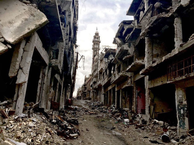 Homs là thành phố ở phía tây Syria, cách thủ đô Damascus khoảng 160 km về phía bắc. Nằm bên sông Orontes, Homs đóng vai trò mối liên kết chính giữa các thành phố sâu trong đất liền và bờ biển Địa Trung Hải. 