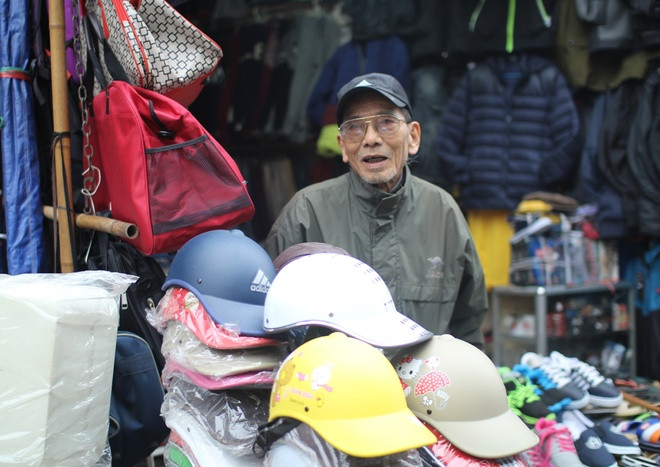 NSƯT Trần Hạnh năm nay 87 tuổi. Ngoài những lúc được mời đi đóng phim, ông ngồi trông cửa hàng cho con dâu cạnh ga Hà Nội. Gặp ông trong một buổi sáng mùa đông - khi thời tiết Hà Nội chuyển rét đậm, rét hại, Trần Hạnh thu mình trong chiếc áo gió ngồi lọt 