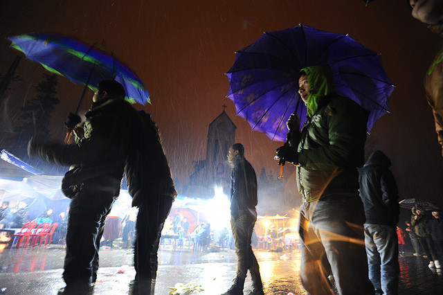 Du khách đổ lên Sa Pa ngắm tuyết rơi (ảnh: Mạnh Khoa)