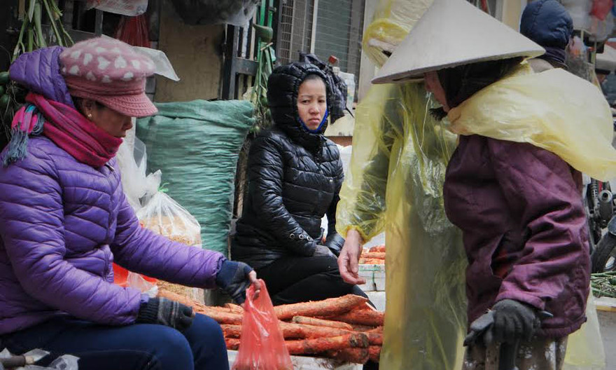 Người Hà Nội co ro trong cái rét kỷ lục