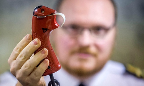 Thiếu tá hải quân Anh Woods cầm trong tay công tắc khai hỏa dàn tên lửa Trident trên tàu ngầm HMS Vigilant. Ảnh: PA