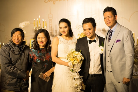 MC Bình Minh có mặt từ rất sớm để hỗ trợ cặp đôi. Anh trò chuyện thân thiết với chú rể cùng mẹ chú rể về các nghi thức chính trong lễ cưới. Nếu như trong đám cưới của Trang Nhung - Hoàng Duy ở TP HCM, anh có người bạn dẫn là siêu mẫu Thúy Hạnh thì tại Hà 