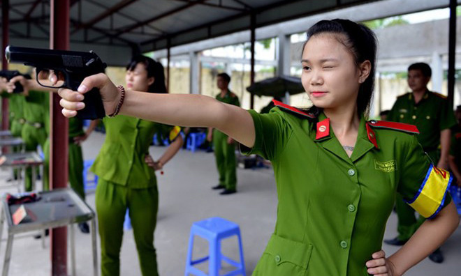 Giờ học bắn súng của sinh viên Học viện Cảnh sát nhân dân.