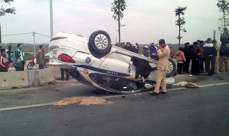 Tài xế taxi tự gây tai nạn khiến chiếc xe chổng vó lên trời. (Ảnh: CTV)