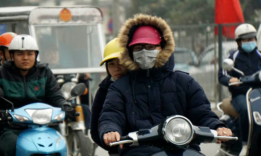 Những người đi đường co ro trong lớp áo khoác dày.