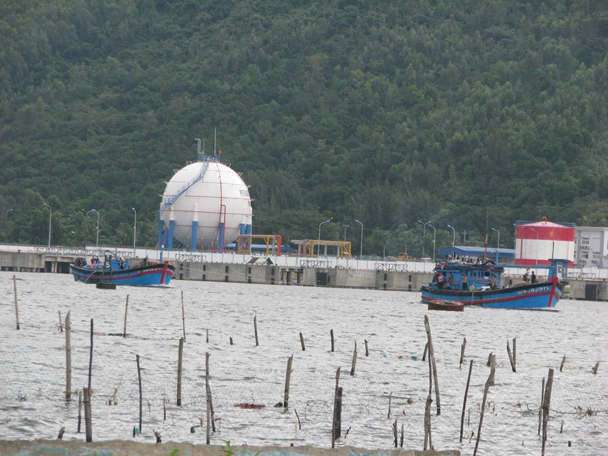 Một tàu cá Quảng Ngãi bị hỏng máy cùng 10 ngư dân trôi dạt trong khu vực thời tiết xấu