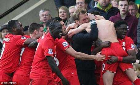 Jurgen Klopp gãy kính vì ăn mừng quá đà