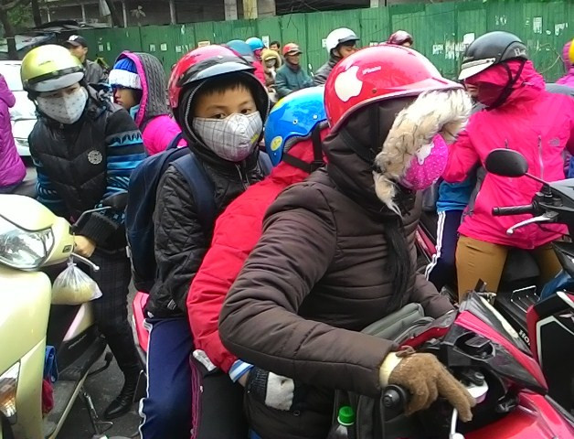 Mặc ấm cho con khi tới trường (Ảnh: Đại Dương)