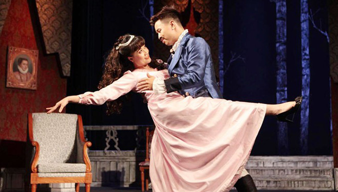 Đây là lần đầu tiên Vân Dung đảm nhận một vở diễn dài hơi trong thời điểm phải vừa tập Táo Quân, vừa chăm con ốm nên chị luôn có cảm giác mình sắp kiệt sức đến nơi. Ảnh: TT.