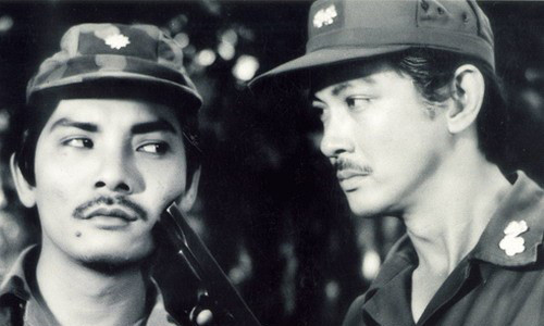 Hai nghệ sĩ Thương Tín và Chánh Tín trong bộ phim Ván bài lật ngửa