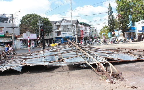Biển quảng cáo lớn đổ sập ra lề đường