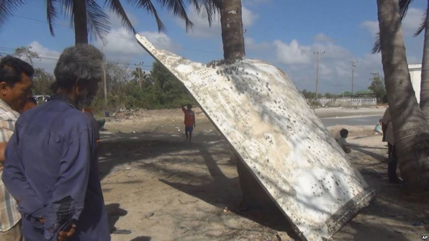 Mảnh vỡ được tìm thấy ở bờ biển Thái Lan.(Ảnh: AP)