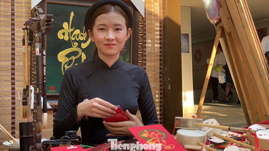 'Bà đồ' xinh như hot girl múa bút bán chữ trên phố Sài Gòn