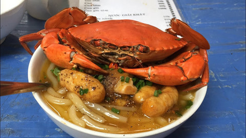 Điều đặc biệt trong tô bánh canh cua 300.000 đồng ở Sài Gòn 