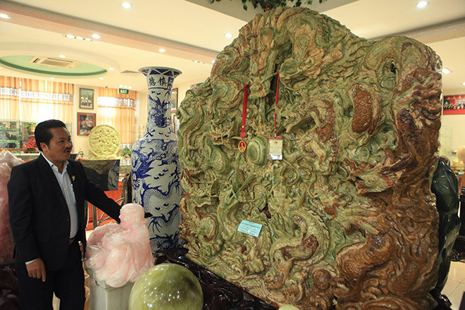 Chiêm ngưỡng bức tranh rồng bằng ngọc nguyên khối lớn nhất châu Á