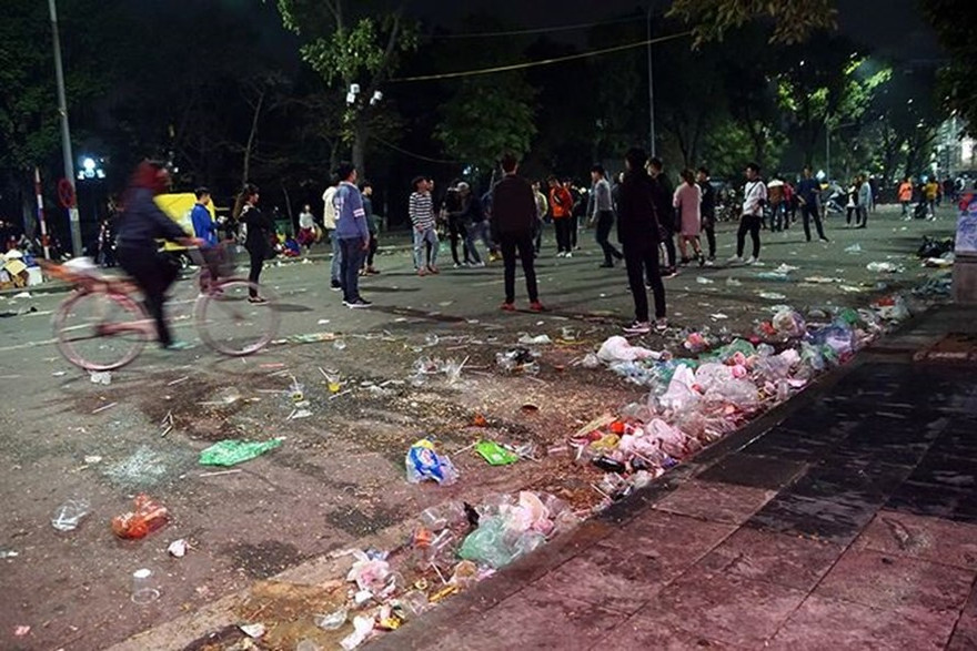 Hồ Hoàn Kiếm ngập rác sau khi đón giao thừa 2018