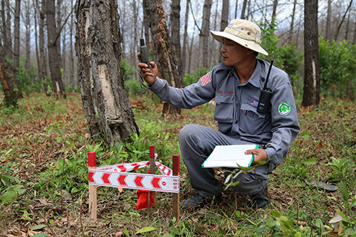 Đội trưởng Ngô Thiện Khiết trong một nhiệm vụ của dự án RENEW. Ảnh: Hoàng Táo