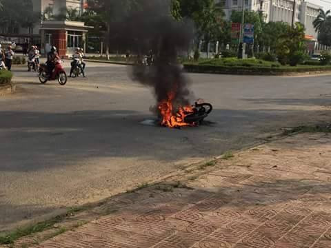 Chủ nhân sau khi châm lửa đốt xe đã bỏ đi.