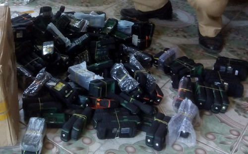 Tang vật hàng nghìn chiếc điện thoại. Ảnh: Giang Mai.