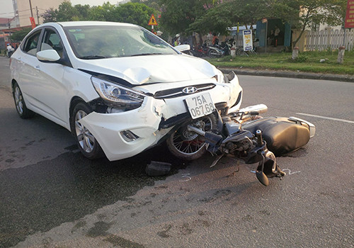 Phần đầu ôtô hư hỏng nặng sau cú tông liên hoàn. Ảnh: Đắc Đức.