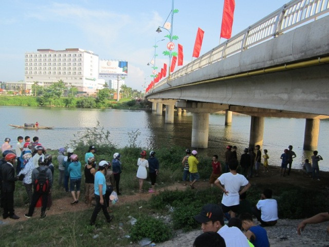 Lực lượng chức năng tìm kiếm thi thể nạn nhân