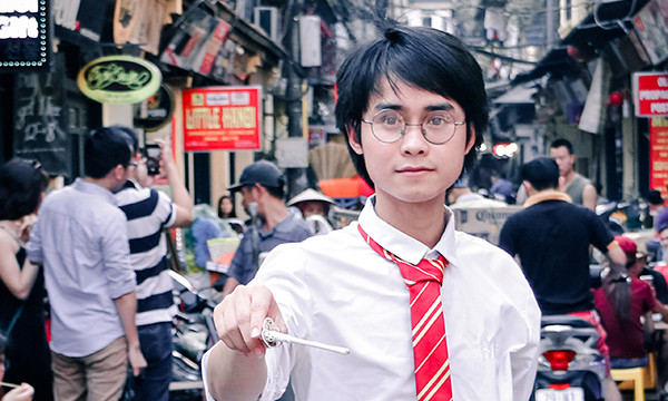Hoàng Văn Thiết tạo thành cơn sốt trên mạng xã hội bởi vì cosplay quá giống với Harry Potter trên màn ảnh