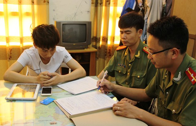 Bùi Đức Hải (áo trắng) - người đưa tin thất thiệt về cá chết hàng loạt ở Cồn Vành.