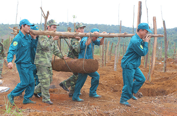 Bộ đội công binh di dời quả bom MK82