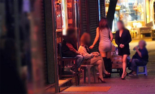 Những cô “gái bán hoa” đang chèo kéo khách hàng công khai ở khắp mọi nơi. Ảnh: Tinvn