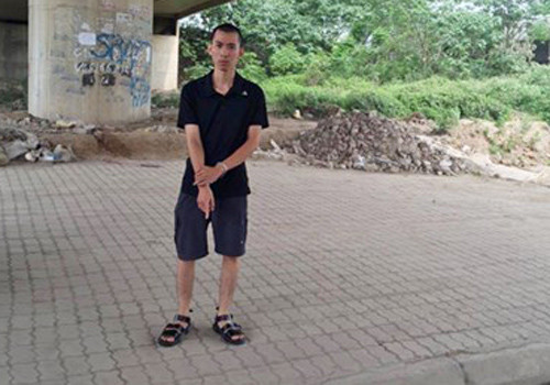 Long bị dẫn giải đến nơi gây án. Ảnh: Việt Hưng.