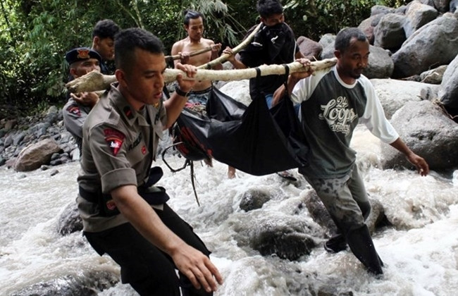 Nhân viên cứu nạn đang chuyển các nạn nhân đến bệnh viện