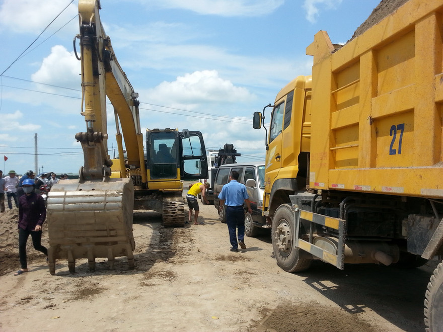 Xe lu, máy xúc của công ty Phương Anh chặn xe công vụ xử lý xe quá tải.