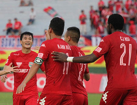 Công Vinh và Anh Đức cùng ghi bàn, giúp B.Bình Dương có chiến thắng trước Đồng Tháp (ảnh: Nguyễn Đình)