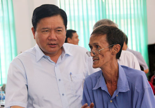 Bí thư Thành ủy TP HCM Đinh La Thăng trao đổi với người dân xã Đông Thạnh, huyện Hóc Môn. Ảnh: Thiên Ngôn