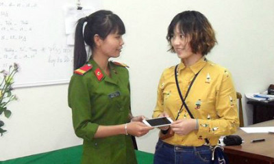 Nữ du khách nhận lại tài sản bị cướp. Ảnh: C.A