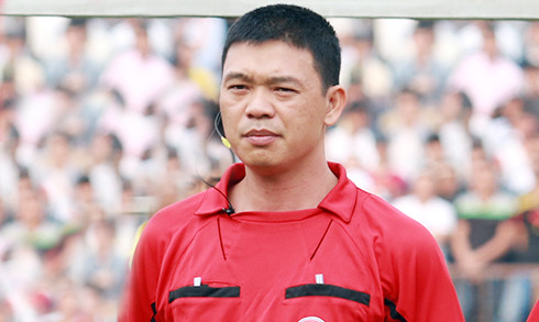 Trọng tài Hà Anh Chiến phải trả giá đắt cho sai lầm lần này. Ảnh: Đức Đồng.