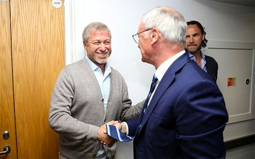 Nụ cười và cái bắt tay thân mật giữa Abramovich và Ranieri trong đường hầm sân Stamford Bridge. Ảnh: DM.