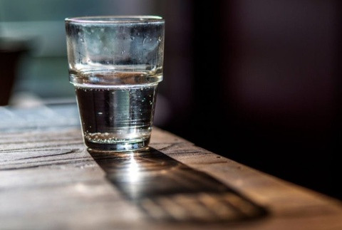 Tại sao nước để qua đêm có mùi hôi?