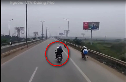 Nam thanh niên liều lĩnh lạng lách thách thức trước đầu xe container