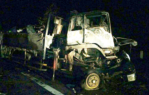 Tai nạn làm ôtô tải và xe đầu kéo hư hỏng. Ảnh: N.X