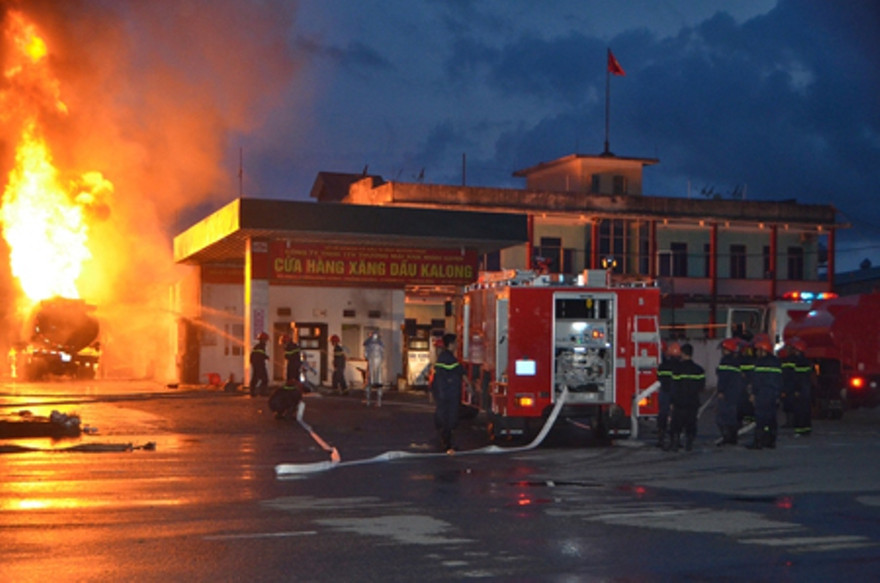 Quảng Ninh: Cây xăng bốc cháy trong đêm