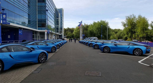 Dàn xe đậu trước đại bản doanh của Leicester.