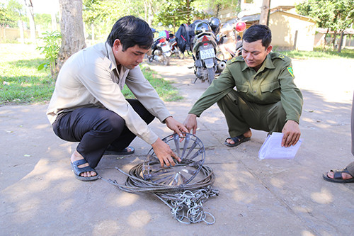Nhà chức trách kiểm tra một bộ bẫy của nhóm thợ săn. Ảnh: Hoàng Táo