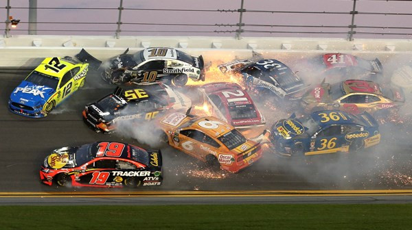 Clip: 21 xe đua va chạm liên hoàn khủng khiếp, lửa ngùn ngụt cháy